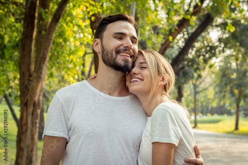 Fotografi Couples show love to each other in the park.