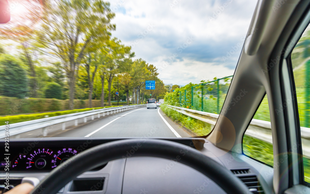 運転席から見る都会の街並み Stock-Foto | Adobe Stock