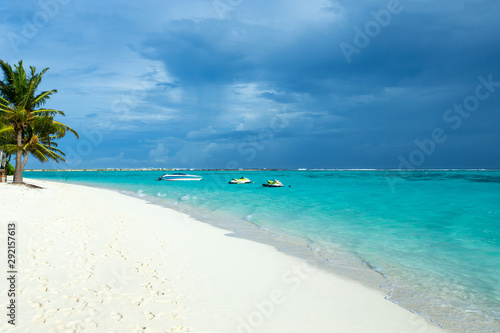 Fototapeta Naklejka Na Ścianę i Meble -  Beautiful tropical Maldives island with beach , sea , and blue sky for nature holiday vacation background concept