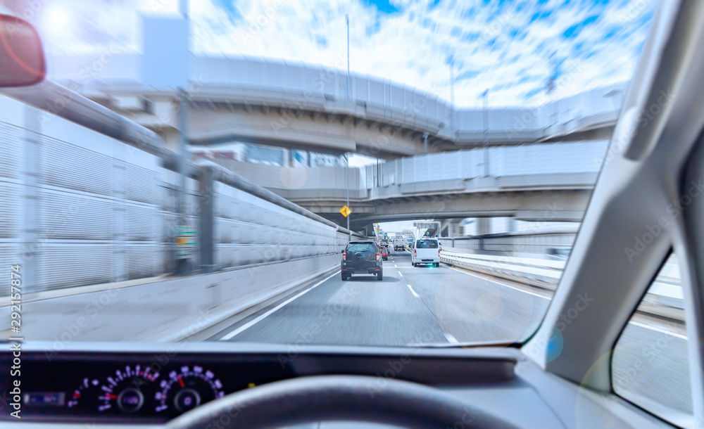 Fototapeta premium 運転席から見る都会の街並み