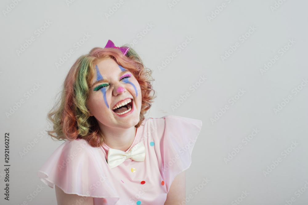 Φωτογραφία smile teenager girl ihappy teenager girl in clown costume on gray  background