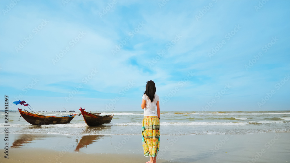 Obraz premium Single Asian girl looking at sea horizon at Muine village