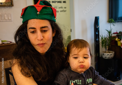 Mãe e filho esperando o Natal, vestido com fantasias de natal, Vancouver Canada photo