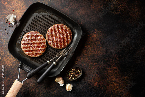 Canvastavla Grilled burger meat on grill pan