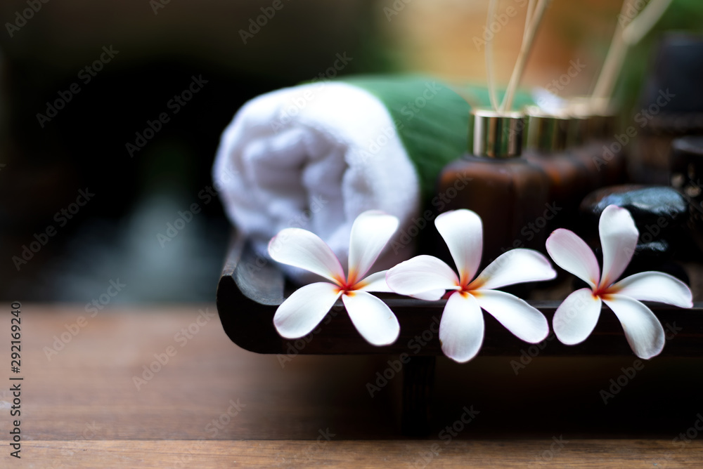 Φωτογραφία Thai spa composition treatments aroma therapy with candles and Plumeria flowers on wooden table close up