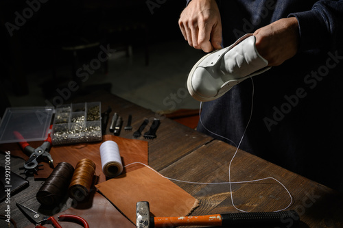 Foto Men's shoes made of leather leather, the shoemaker workshop