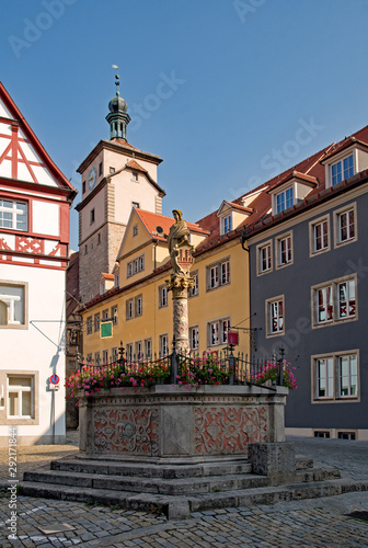 Brunnen in der Altstadt von Rothenburg ob der Tauber in Mittelfranken  Bayern  Deutschland 