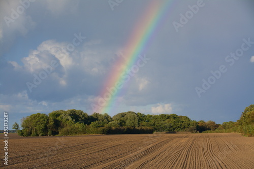 Regenbogen über einem abgeernteten Feld