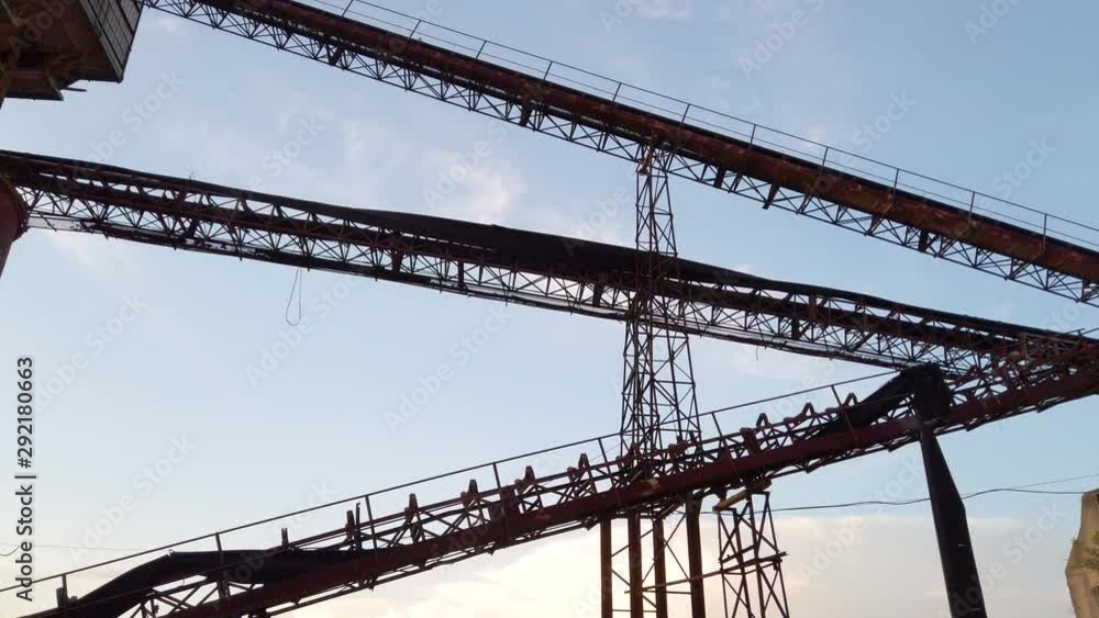 Vecchia industria abbandonata e arrugginita Vecchia industria abbandonata e arrugginita