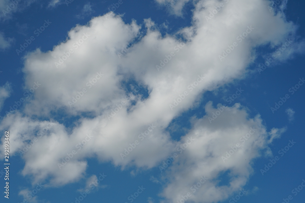 Obraz premium Cumulus clouds on a bright blue sky