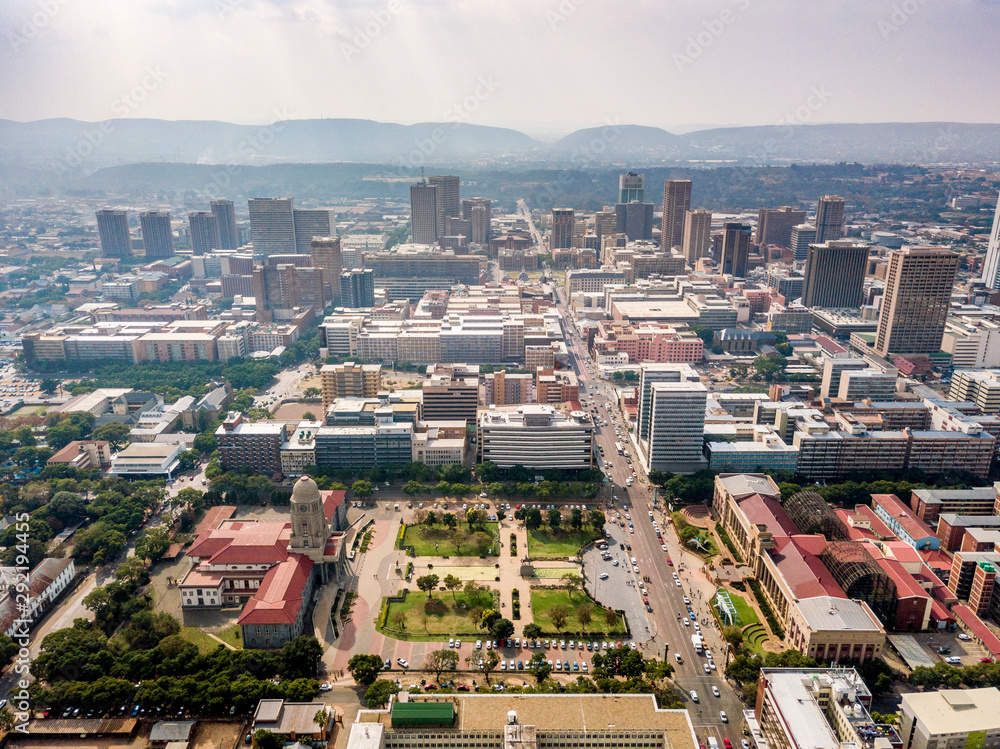 Fototapeta premium Widok z lotu ptaka centrum Pretorii, stolicy Republiki Południowej Afryki