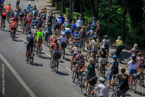Fahrraddemonstration auf einer Hauptstrasse in einem Stadtgebiet