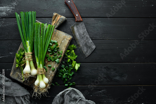 Foto Green onion on a wooden table