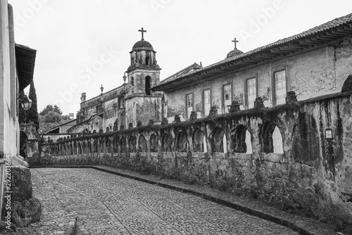 Calles de Patzcuaro Michoacan y sus edificaciones antiguas 