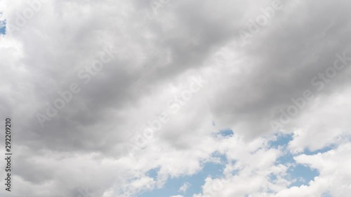 Nuages dans le ciel, du sombre à la clarté
