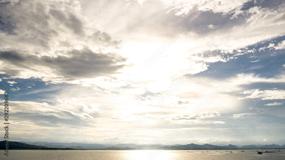 Fototapeta premium atmosphere of the lake in the evening is beautiful