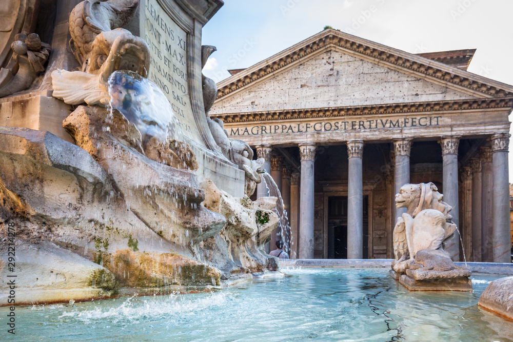 Kom langs om het te weten Beschuldiging voetstuk Poster, Foto Fountain at the Pantheon temple in Rome, Italy - Koop op  EuroPosters.nl