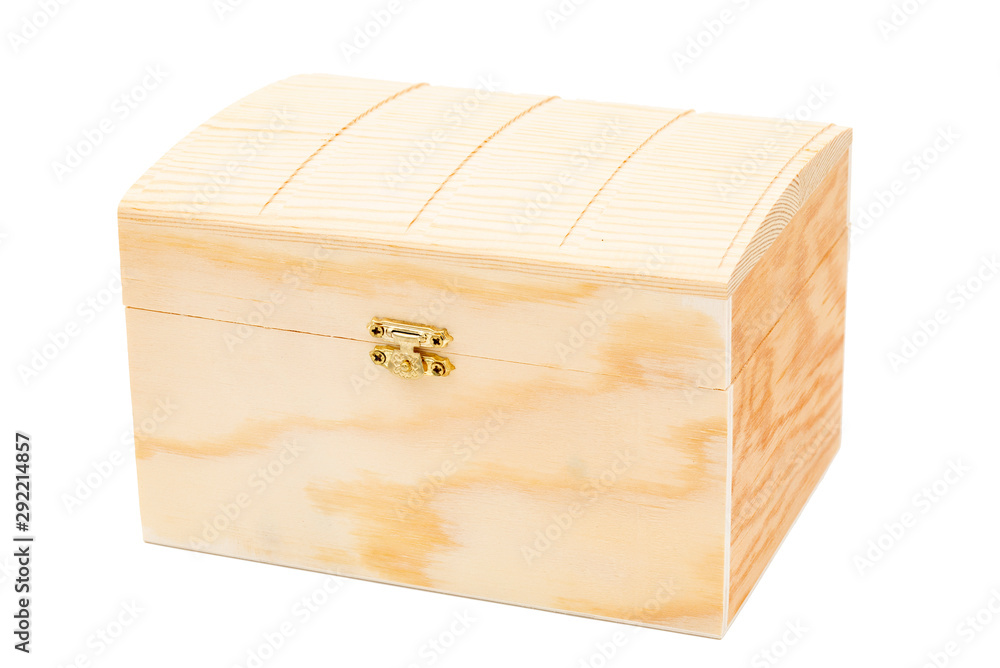 Kleine Schatztruhe aus Holz isoliert weißer Hintergrund Kleine Schatztruhe aus Holz isoliert weißer Hintergrund
