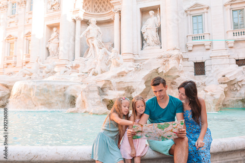Obraz na płótnie Happy family near Fontana di Trevi with city map w salonie