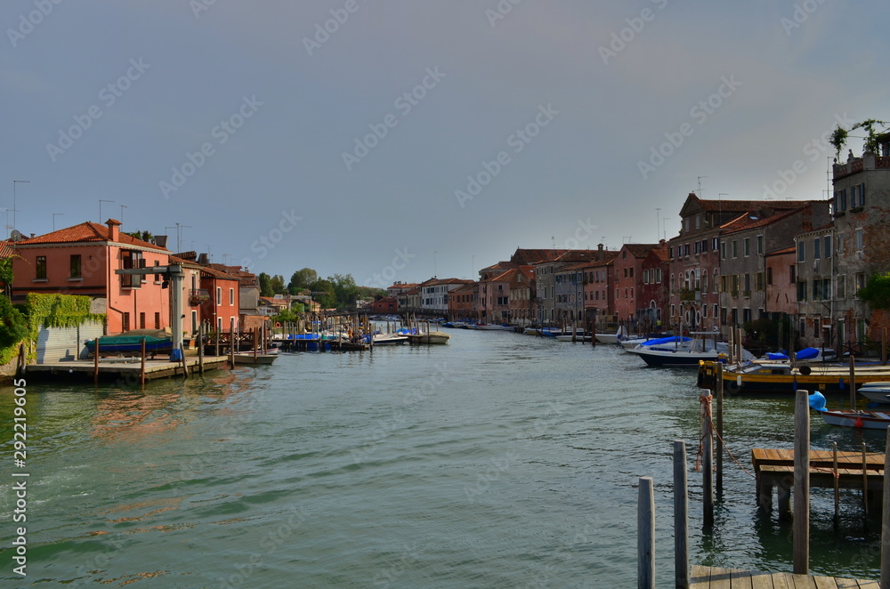 Kanal mit bunten Häusern in Venedig Castello