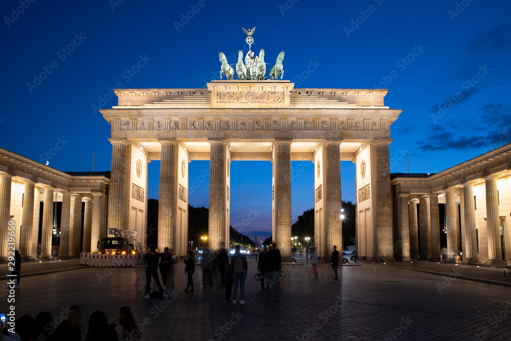 Fototapeta premium Brama Brandenburska o niebieskiej godzinie