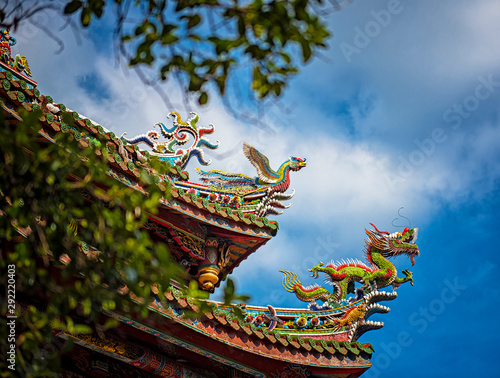 Dragon sculpture on the roo...