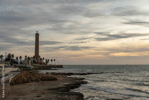 Faro de Chipiona al atardecer, en la provincia de Cádiz, España