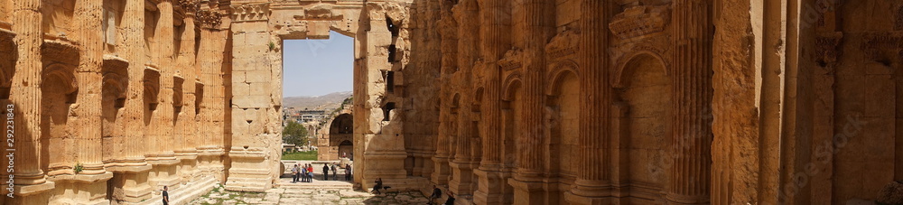 Innenhof eines Tempels von Baalbek Innenhof eines Tempels von Baalbek