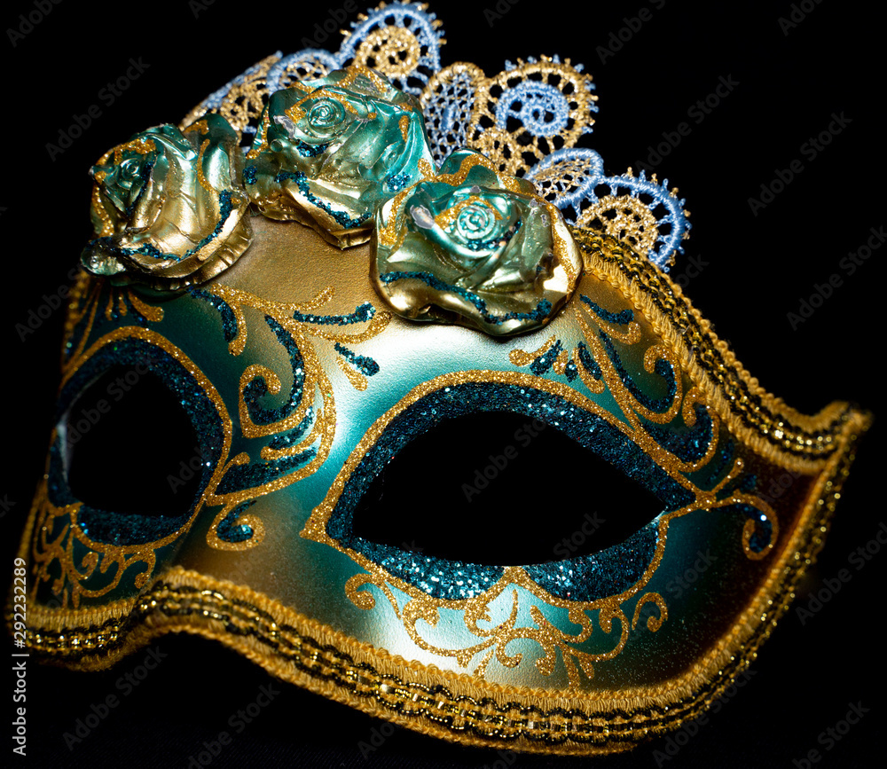 Venezianische Maske blau gold auf schwarzem hintergrund