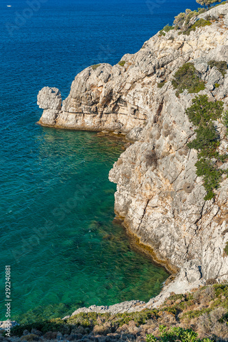 Eine Steilküste auf der griechischen Insel Rhodos