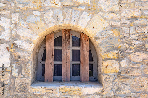 Foto Arched window on stone building