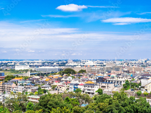 青空が広がる住宅地