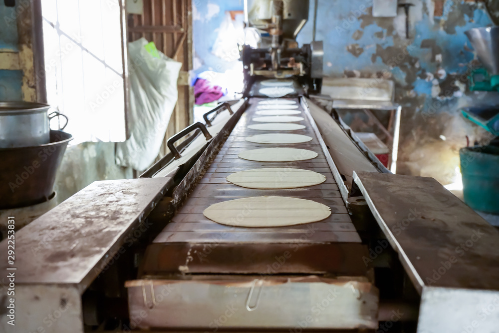 La maquina para hacer tortillas de maíz es muy vieja. Stock Photo | Adobe  Stock