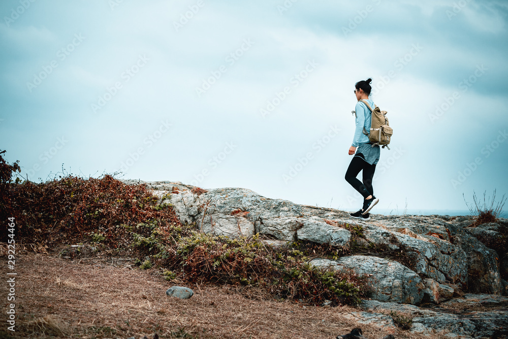 Obraz premium Young asian woman hiking at seaside mountain