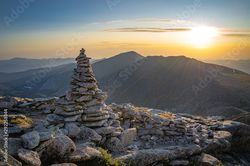 Foto mountain cairn at sunrise