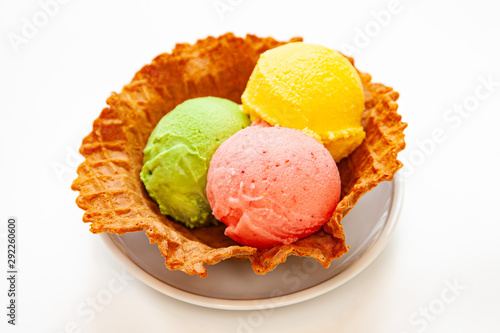 アイスソフトクリーム　三色味