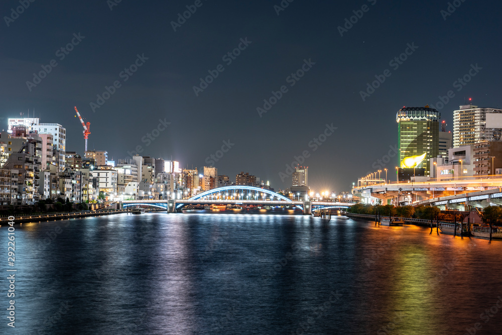 Fototapeta premium 隅田川の風景 ライトアップした駒形橋
