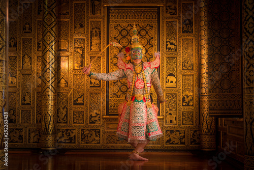 Obraz na plátně Khon is art culture Thailand Dancing in masked Tos-sa-kan showed literature Ramayana