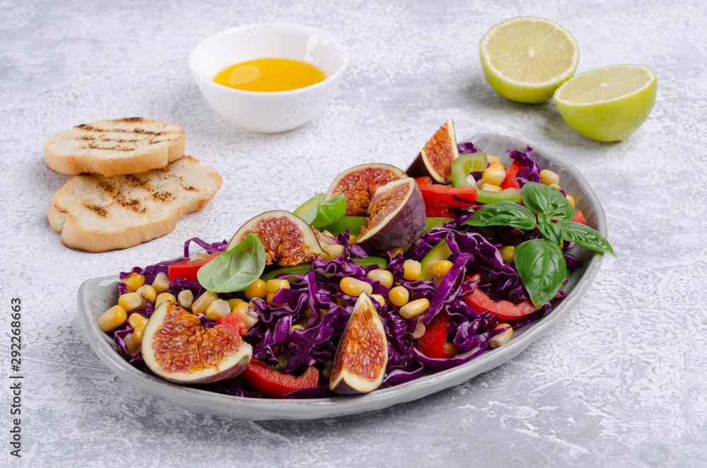 Salad of raw vegetables with figs Salad of raw vegetables with figs