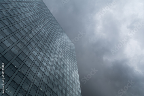 曇り空の下の超高層ビル