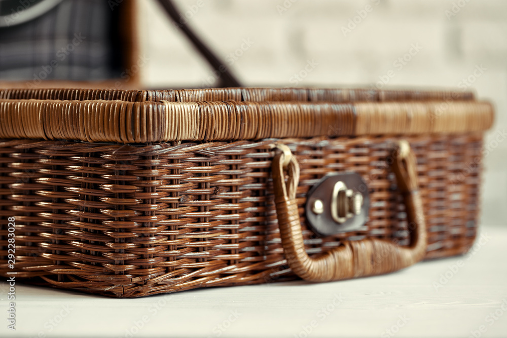 Obraz premium Close up shot of a wooden wicker basket