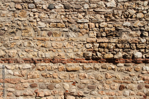 eine alte Stadtmauer