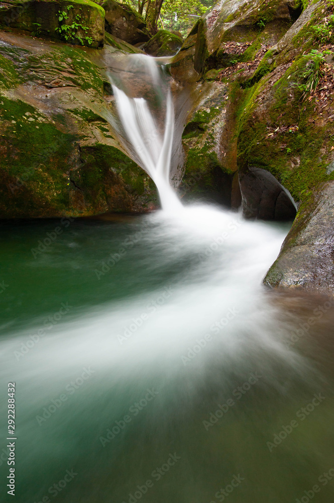 Obraz premium 小さな滝の美しい水の流れ