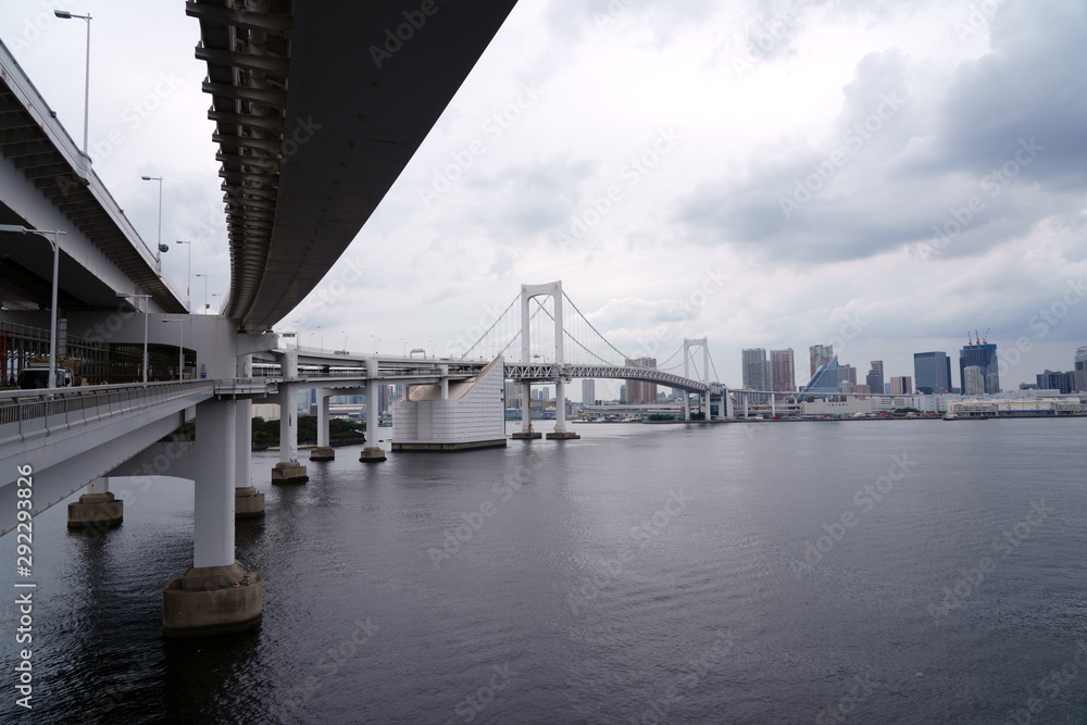 Obraz premium Tokyo Rainbow bridge under the cloudy sky