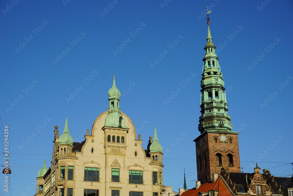 Türme der Stadt Kopenhagen, Dänemark vor blauen Himmel