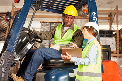 Logistik Arbeiter mit Gabelstapler und Klemmbrett photo