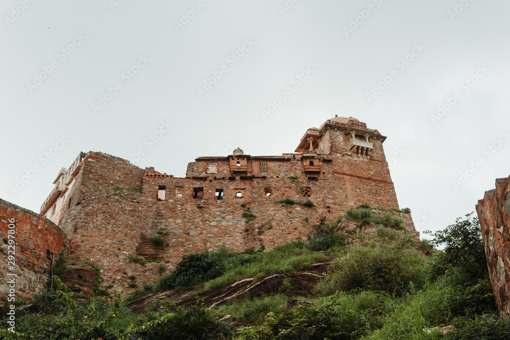 View of the walls of the Kumbhalgarh Fort in Udaipur, Rajasthan, India