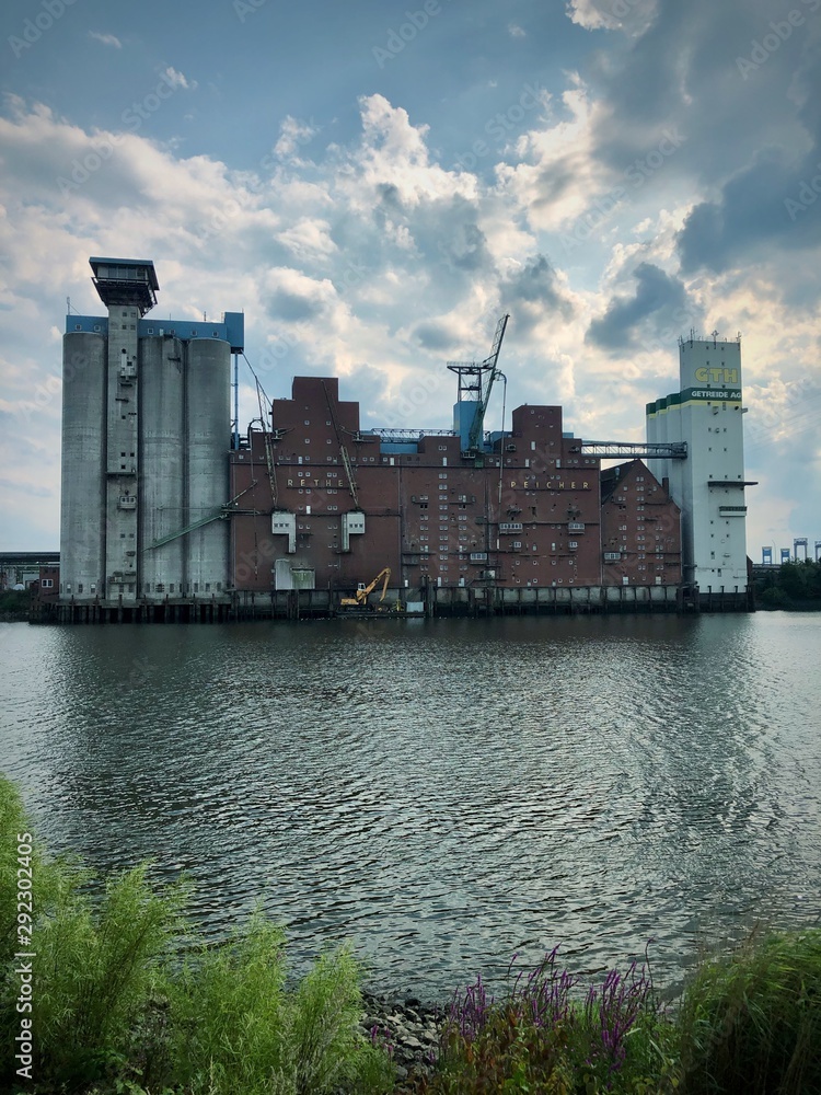 Naklejka premium Industrie-Klotz am Wasser