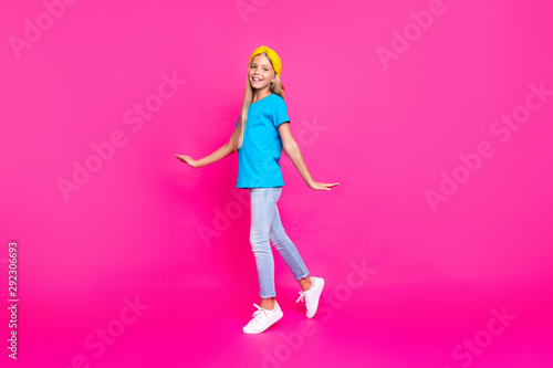 Full length photo of lovely cheerful positive child have walk go enjoy vacation with her friends wear shine bright outfit isolated over fuchsia color background