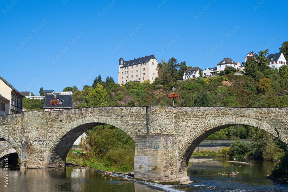 Die alte Steinbrücke über die Lahn in Runkel/Deutschland und die Burd Schadek im Hintergrund